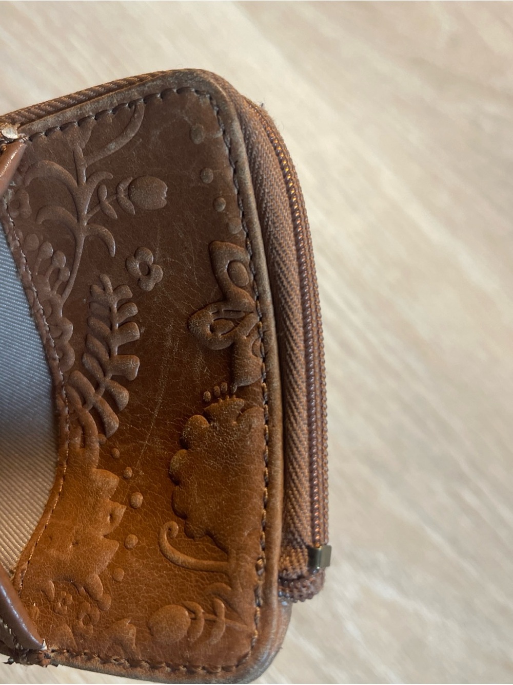 THE SAK Iris Brown Leather Floral Leaf Embossed Wallet Card Holder - Picture 5 of 5